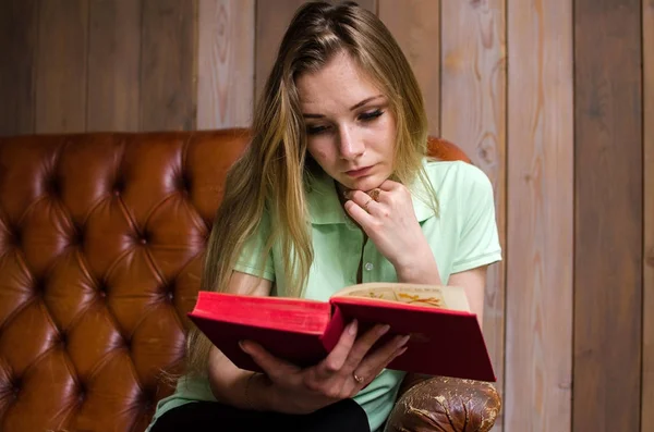 Mujer leyendo un libro en el café — Foto de Stock