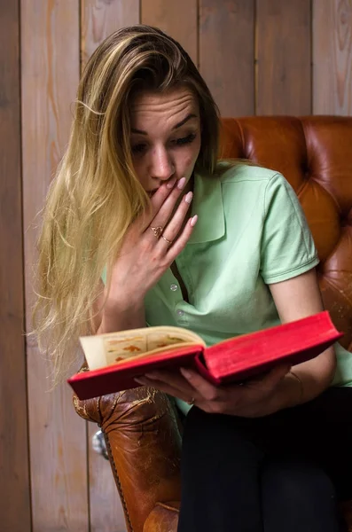 Olvasson egy könyvet a kávézó nő — Stock Fotó