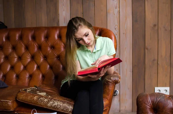 Mujer leyendo un libro en el café —  Fotos de Stock