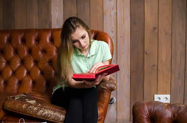 Mujer leyendo un libro en el café —  Fotos de Stock