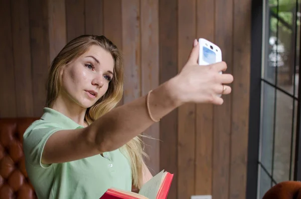 Mujer está haciendo selfie en el coche — Foto de Stock