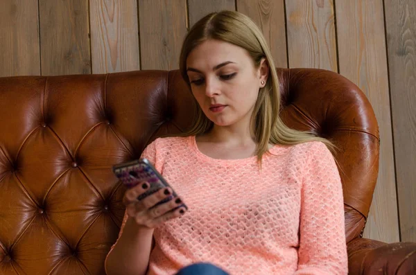 Chica joven con su teléfono celular — Foto de Stock