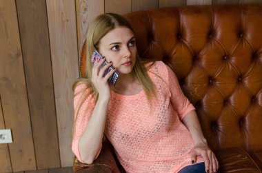 Cep telefonu ile genç kız