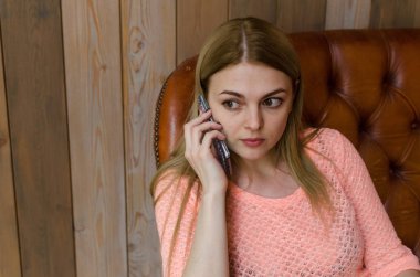 Cep telefonu ile genç kız