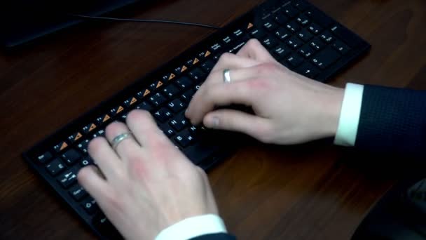 Closeup των δακτύλων mens δακτυλογράφηση στο πληκτρολόγιο — Αρχείο Βίντεο