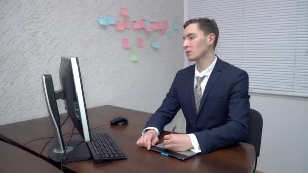 Jonge zakenman bezig met grafische talet — Stockvideo