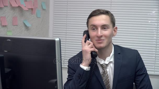 Young man talking on the phone in the office — Stock Video