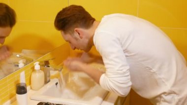 genç adam sabah yüzünü yıkama