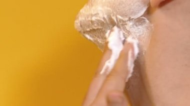 genç adam sabah banyoda tıraş closeup