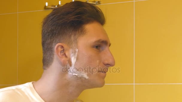 Primer plano de hombre joven en el afeitado baño — Vídeos de Stock