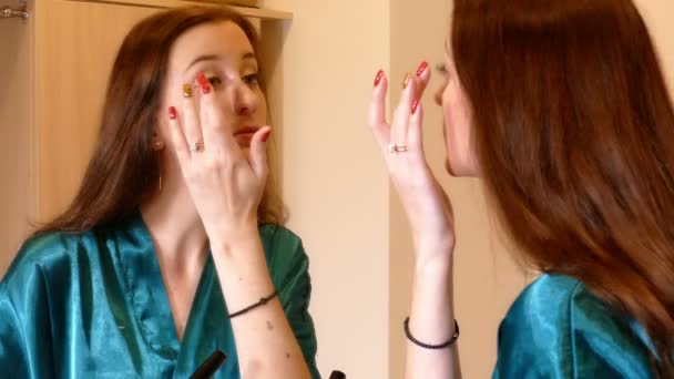 Close-up van jonge vrouw toepassing van mascara aan haar wimpers — Stockvideo