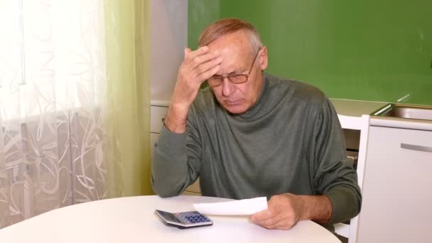 Старик расстроен из-за законопроекта о коммунальных услугах. , — стоковое видео
