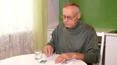 eski mutfak ve alma hapları üzerinde oturan adam