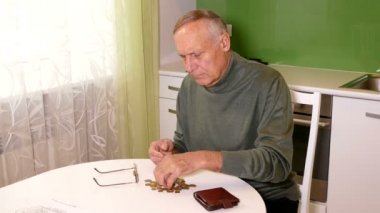 yaşlı adam mutfak oturan para sayma