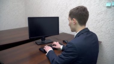 Genç adam ofiste klavye yazarak