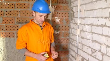 Kask ile seviyeye genç işçi