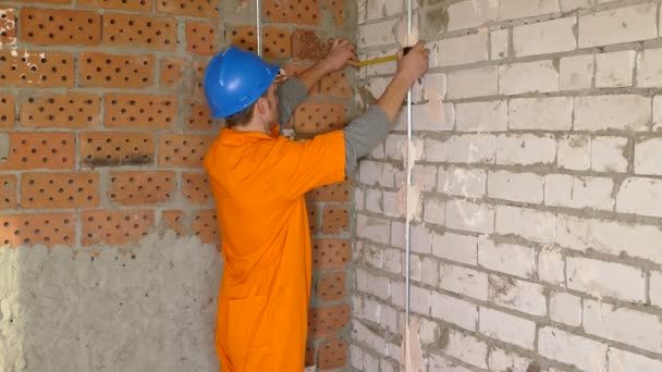 Trabajador joven trabajando con nivel — Vídeos de Stock