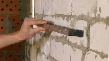 Genç işçiler elleriyle düzeyi closeup