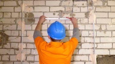 Genç notlar duvardaki düzeyiyle çalışan