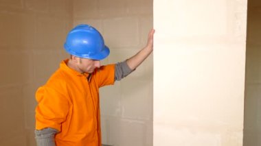 Genç Oluşturucu duvar düzey aracı ile kontrol