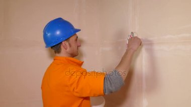 Genç bir işçi boya silindiri ile çalışma