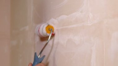 Genç işçiler closeup boya silindiri kullanarak eller