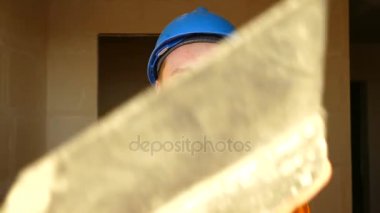 Kameraya bakarak ve macun bıçak kullanarak genç Oluşturucu