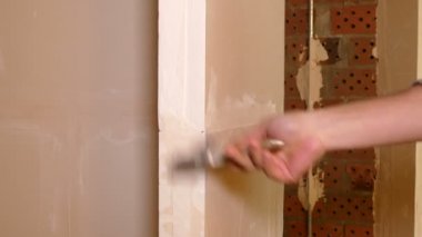 Genç işçiler el fırça kullanarak closeup