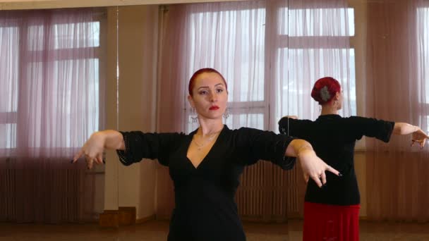 Closeup mladé ženy tančí flamenco ve studiu — Stock video