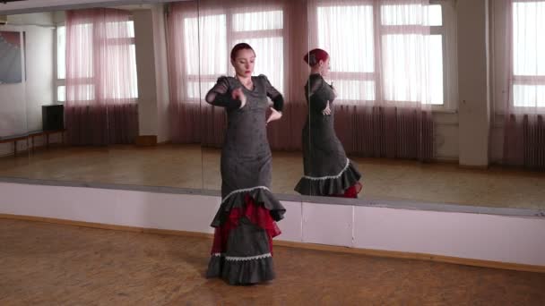 年轻女子舞弗拉门戈在镜子前 — 图库视频影像