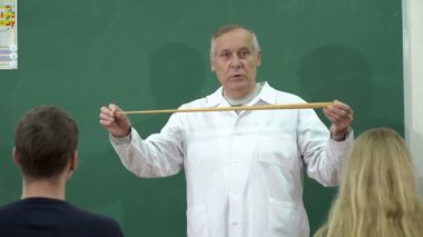 Bir üniversite profesörü konu talebeleri için açıklar.