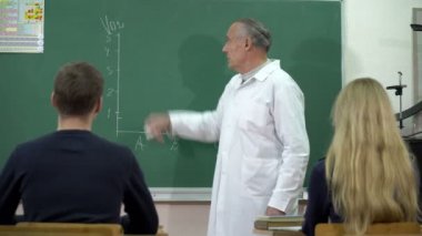 Bir üniversite profesörü yeni konu tahtaya talebeleri için yazıyor