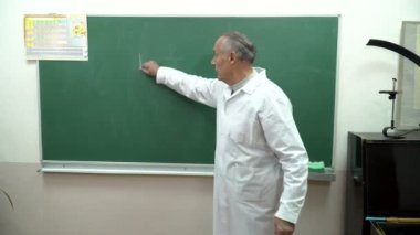 Öğrenci denklemi soran ve tahtaya yazma üniversite profesörü