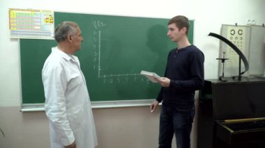 Öğrenci sınıfta tahtayı yakınındaki bir grafik çizim