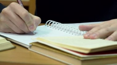 Genç öğrenci sınıfta lecure notlar yapma closeup