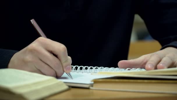 Nahaufnahme eines Schülers, der in der Vorlesung im Klassenzimmer laut wird — Stockvideo