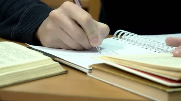 Closeup των νεαρών μαθητών χέρια κάνοντας σημειώσεις σχετικά με τη διάλεξη — Αρχείο Βίντεο