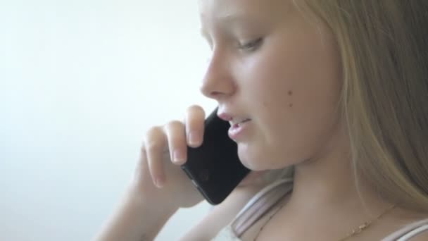 Närbild av tonåring flicka pratar i telefon — Stockvideo