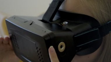 yukarı ve aşağı vertual gözlüklü başını giden genç kız closeup