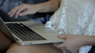closeupo f gençler el laptop kayboard yazarak