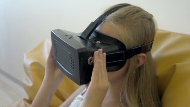 Tinédzser lány megy fel és le a fejét vertual szemüveg — Stock videók