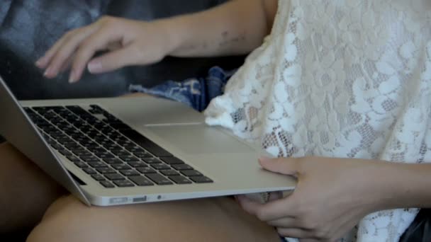 Closeupo f adolescentes mãos digitando no kayboard laptop — Vídeo de Stock