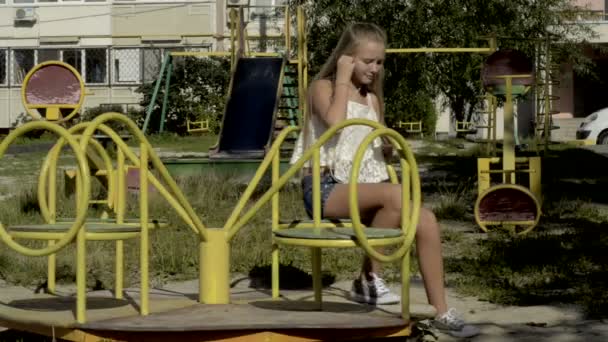 Loira Adolescente menina ouvindo música — Vídeo de Stock