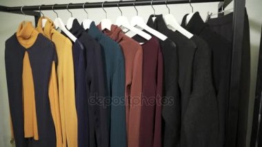 Farklı elbise askıları butik