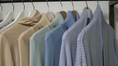 Elbise askıları butik içinde closeup