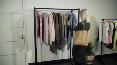 Genç kadın giysileri içinde butik denemek lazım