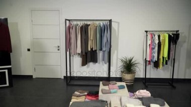 Butik denemek butik giyim seçerek genç kadın