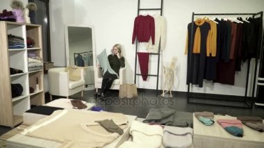 Genç kadın telefonda butik giyim hakkında söz