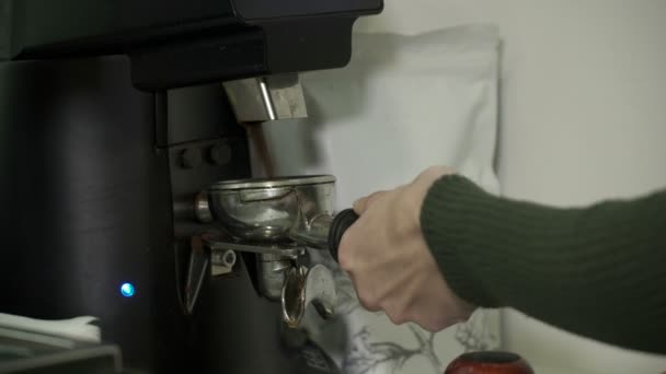 Крупный план женских рук, взявших молотый кофе из кофемолки — стоковое видео