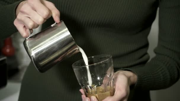 Genç kadın kahve süt dökme closeup — Stok video